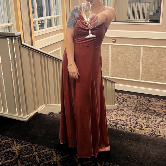 David’s Bridal Cinnamon Velvet Cowl Neck Bridesmaid Dress - Size 6 - Picture 5 of 7